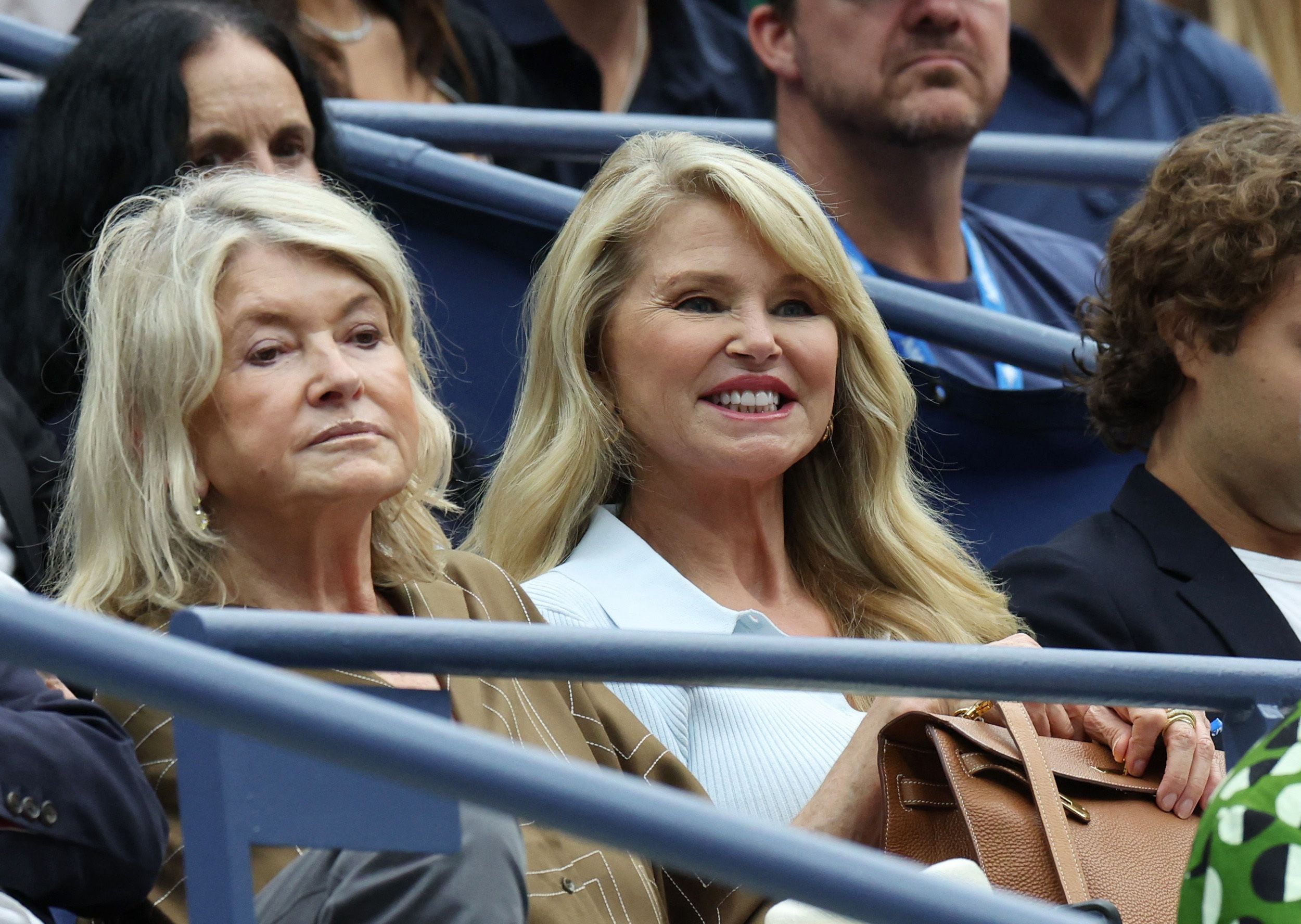 La celebritidad de la TV Martha Stewart y la modelo Christie Brinkley. Foto: REUTERS/Mike Segar