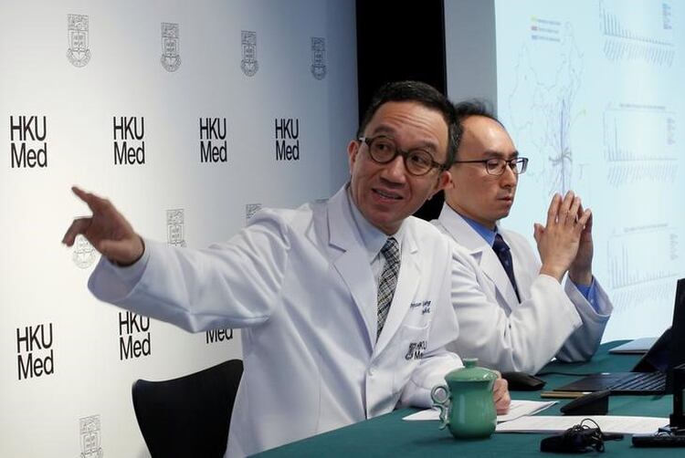 En una fotografía tomada el 21 de enero de 2020, Gabriel Leung, profesor de Salud Pública de la Escuela de Medicina de la Universidad de Hong Kong, ya se refería a los contagios de la nueva cepa de coronavirus aparecida en Wuhan (Reuters)