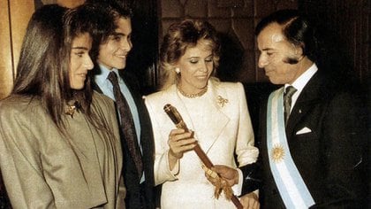 Carlos Menem acompañado de su familia, luego de convertirse en Presidente de la Nación