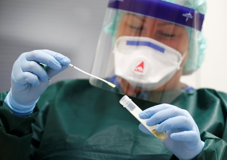 Canan Emcan, de 31 años es una enfermera en la clínica Essen, en Alemania que se dedica a examinar muestras virales - REUTERS/Wolfgang Rattay