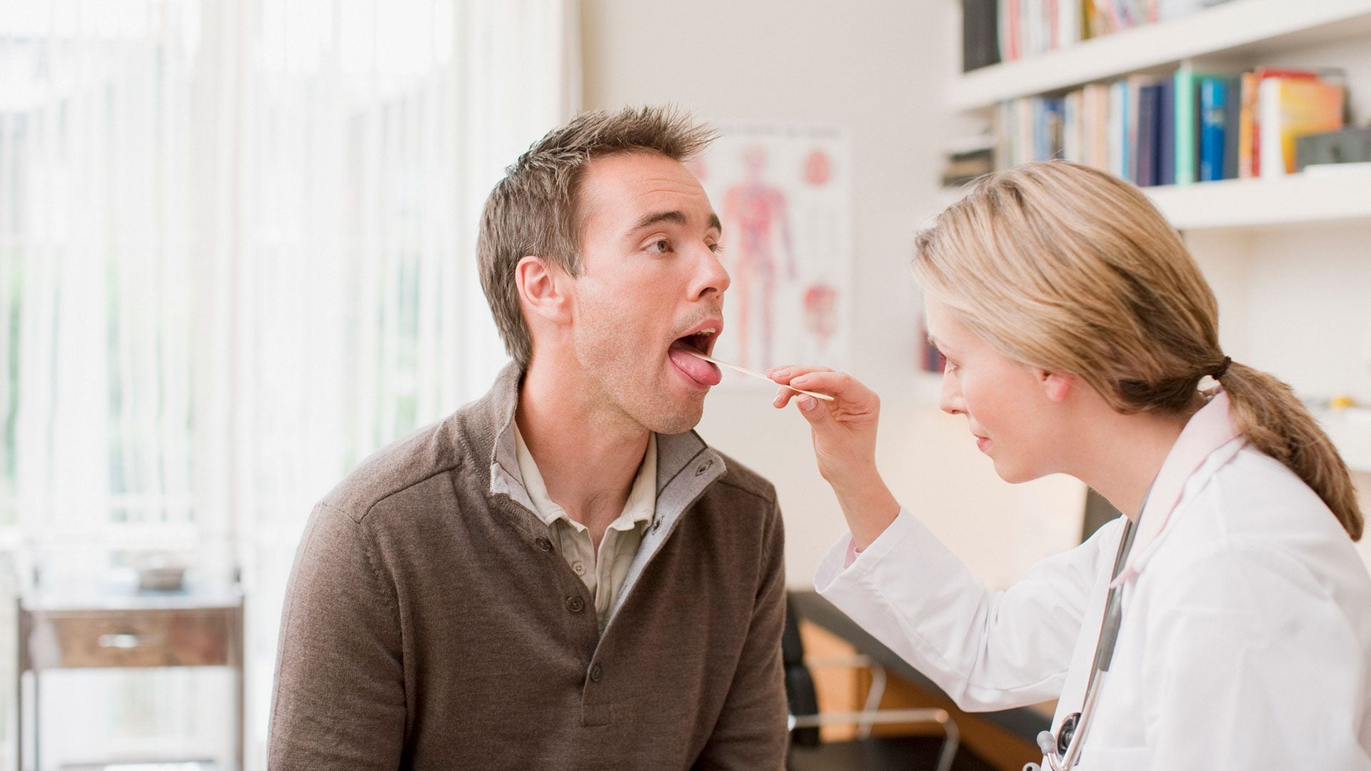 La primera instancia de consulta ante el ardor de lengua es el médico clínico (Christin Klose Gettyimages)