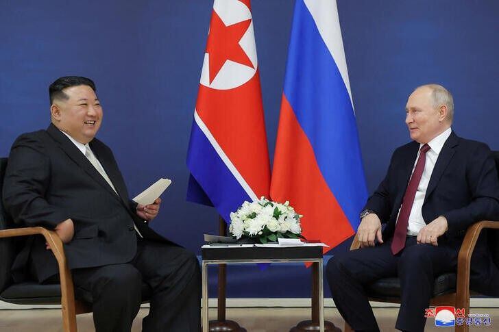 Vladimir Putin recibió en Rusia al dictador norcoreano Kim Jong-un (KCNA vía Reuters)