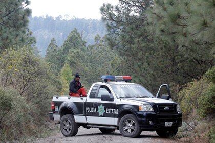 Tras una revisión a la unidad, los agentes hallaron 102 envoltorios plásticos con una sustancia granulada, presumiblemente cristal, así como cuatro cartuchos útiles calibre 7.62 (Foto: Hilda Ríos/Cuartoscuro)
