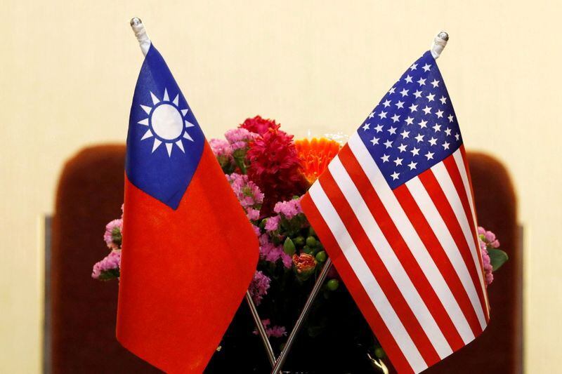 Banderas de Taiwán y Estados Unidos antes de una reunión en Taipéi, Taiwán (REUTERS/Tyrone Siu/Archivo)