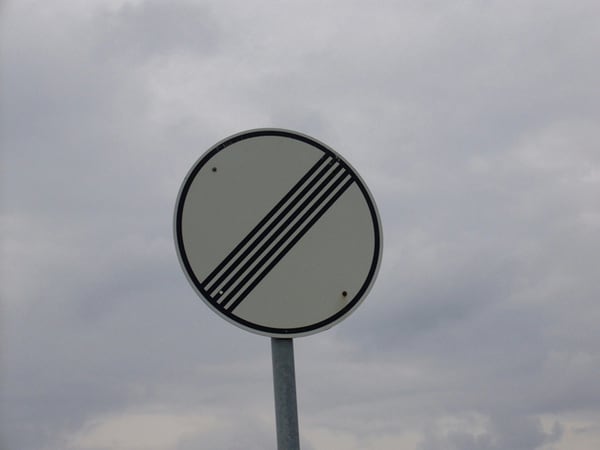 La señal que habilita en la Autobahn de Alemania a circular sin límites de velocidad
