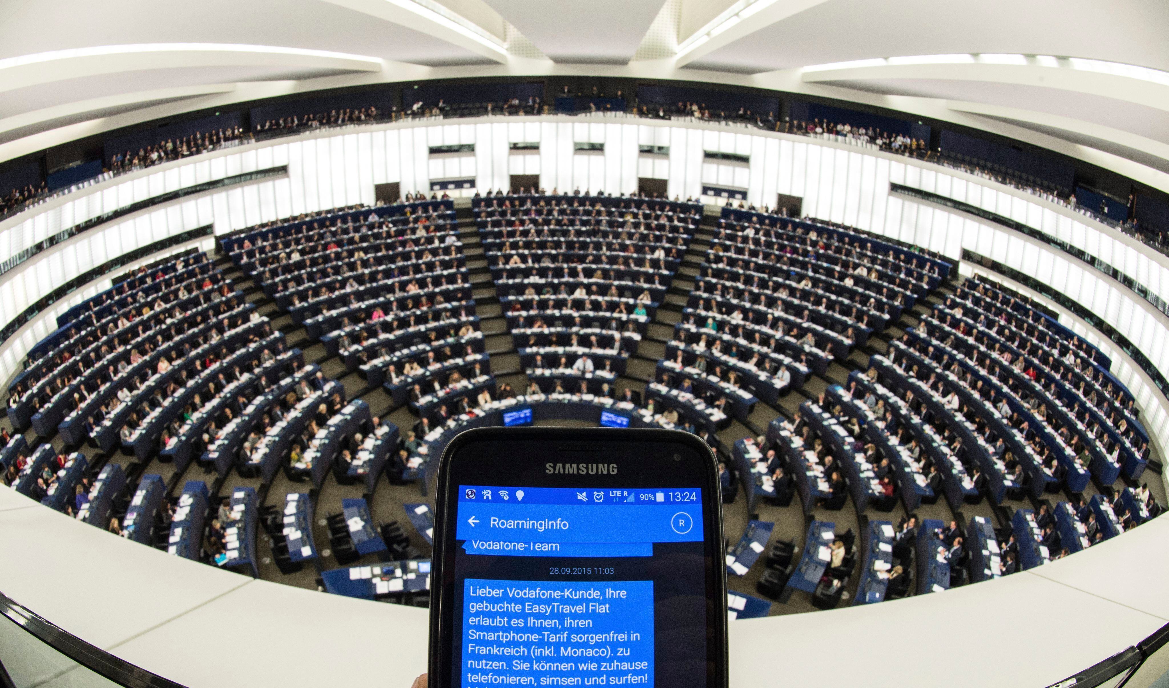 Una persona muestra un SMS con información de ""roaming"" en su teléfono móvil durante el pleno del Parlamento Europeo en Estrasburgo (Francia). EFE/Patrick Seeger/Archivo
