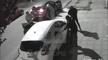 Fuertemente armados y con las caras cubiertas: la imagen del robo a un auto en el centro de Lanús