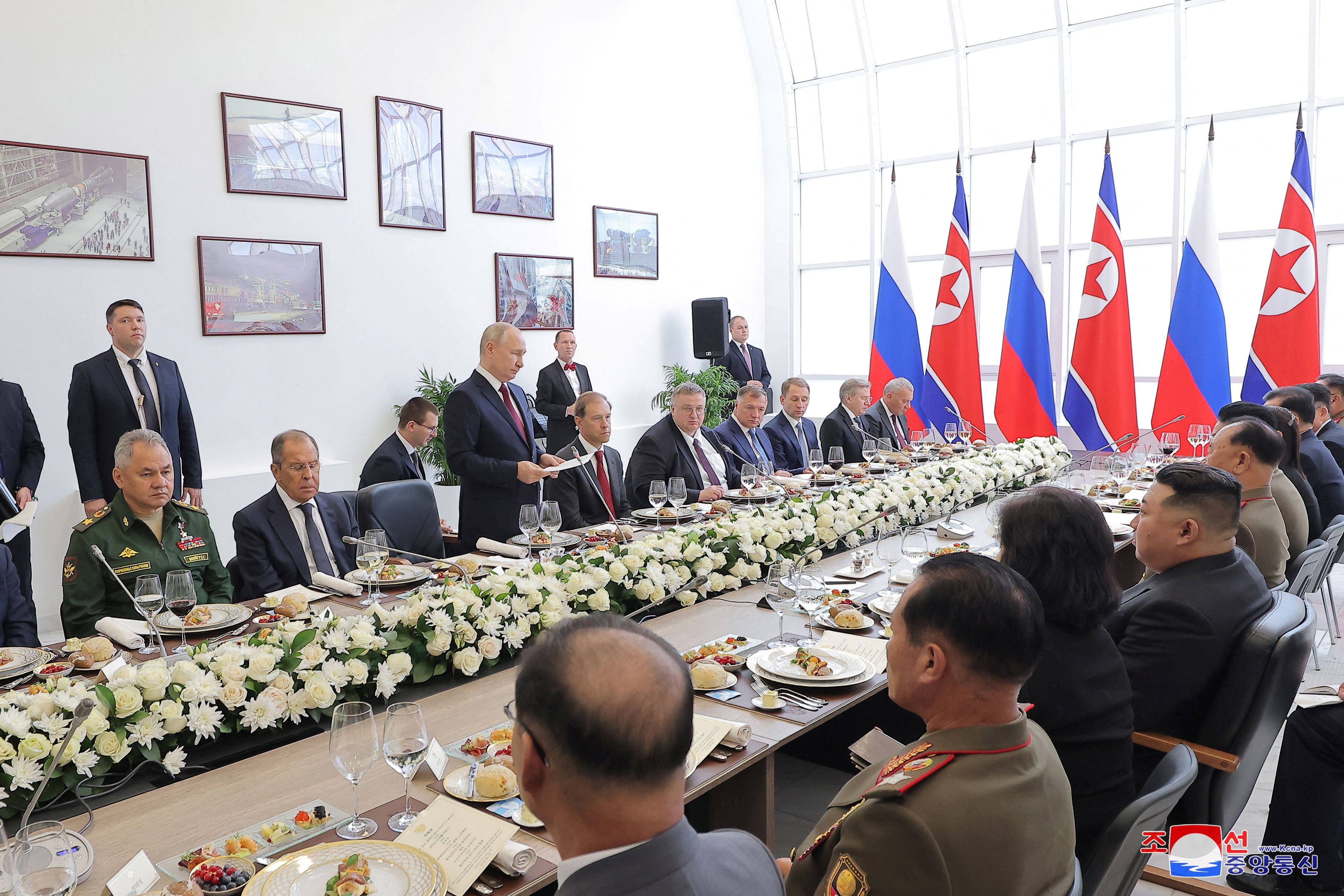 Kim Jong-un y Vladimir Putin asisten a un banquete (KCNA vía REUTERS)
