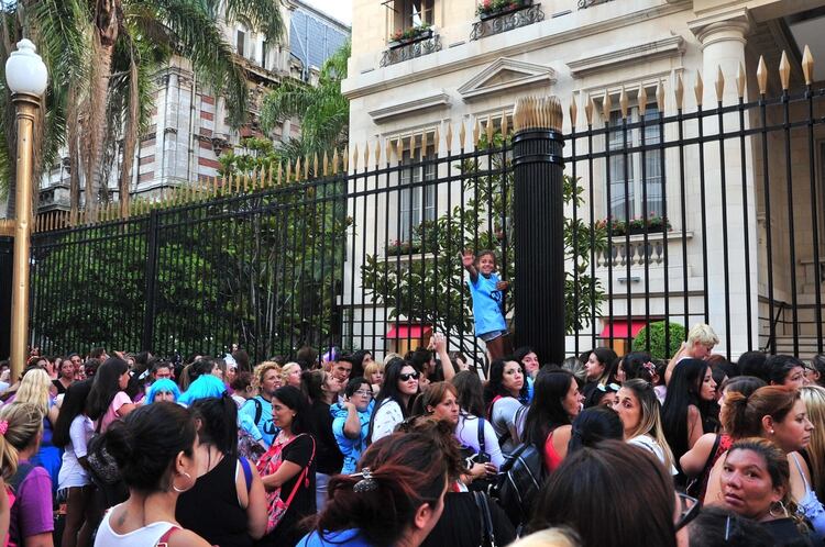 Muchos fans llevaban varias horas apostados frente al Palacio Duhau - Park Hyatt de Buenos Aires