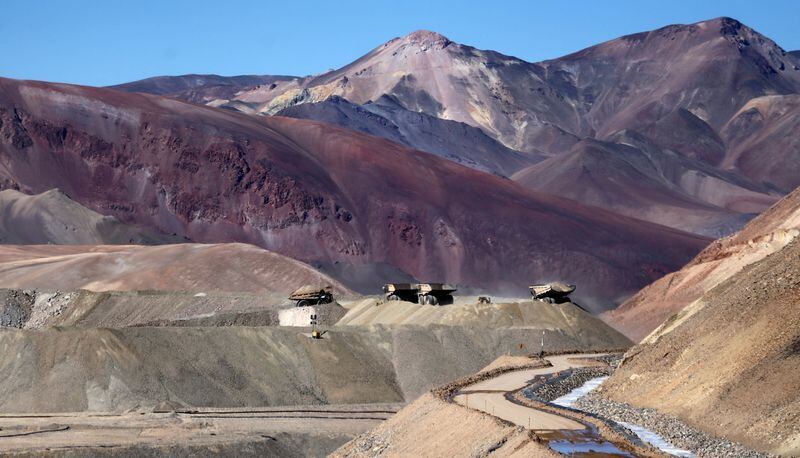 Camiones operan en la mina de oro en San Juan (REUTERS/Marcos Brindicci)
