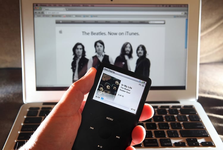 El lanzamiento de los iPods revolucionó la industria musical a inicios del siglo XXI (Foto: Getty Images)