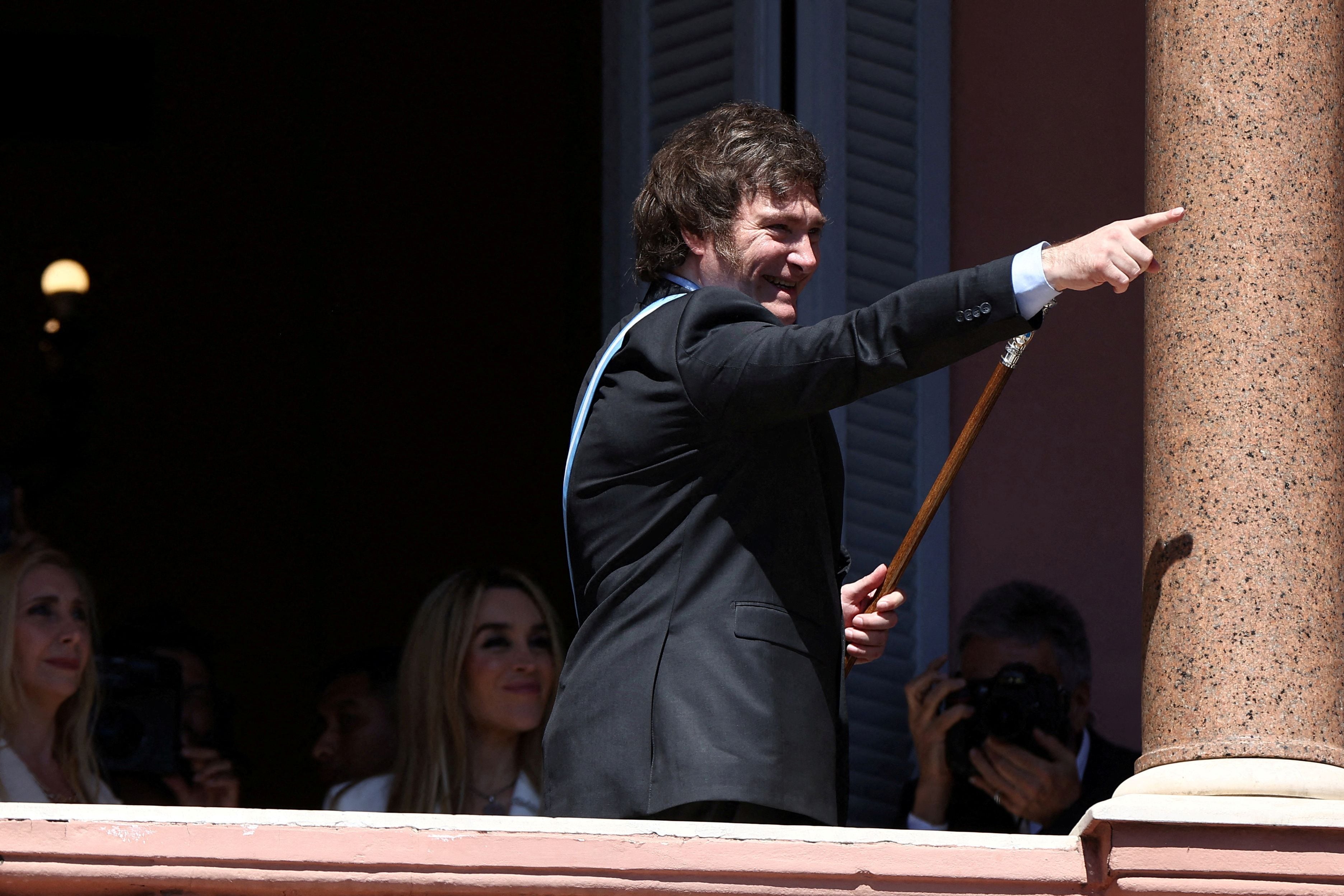 Javier Milei en el balcón de la Casa Rosada (REUTERS/Agustin Marcarian/File Photo)