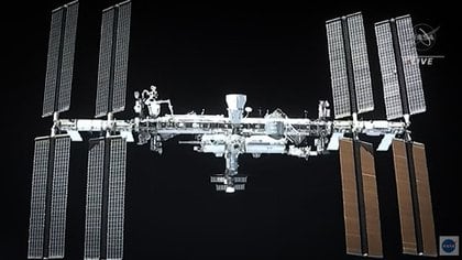 Esta captura de pantalla tomada de la transmisión en vivo de la NASA muestra la Estación Espacial Internacional tomada de la nave espacial Crew Dragon de SpaceX antes del acoplamiento, el 24 de abril NASA / AFP