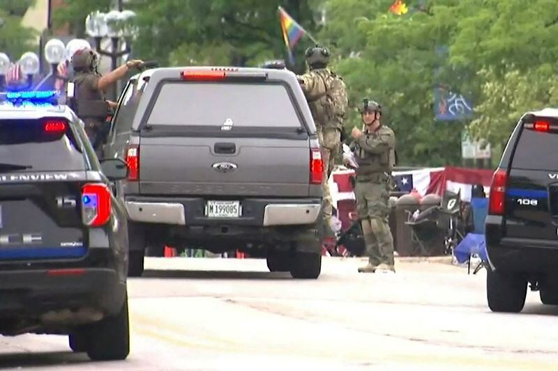 La policía se despliega después de que se produjera un tiroteo en el recorrido de un desfile por el 4 de julio en el acaudalado suburbio de Highland Park, Illinois, EEUU