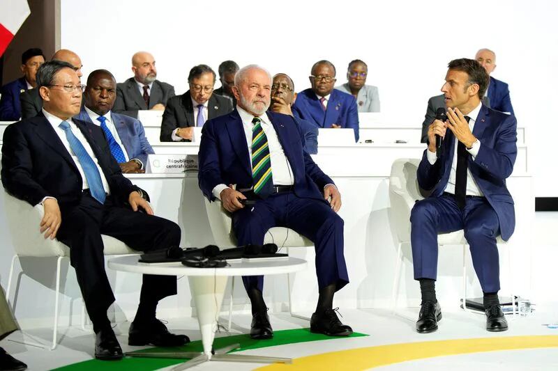 Emmanuel Macron junto a Lula Da Silva y el primer ministro chino Li Qiang, durante la sesión de clausura de la Cumbre del Nuevo Pacto Financiero Global, en junio