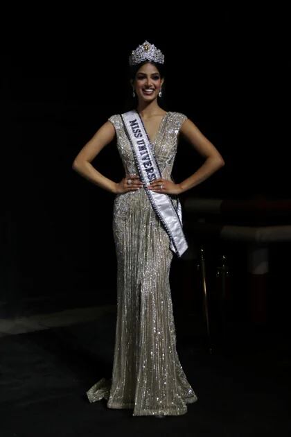 Miss Universo Harnaaz Sandhu de India posa en una conferencia de prensa después de ganar el certamen de Miss Universo, en el balneario de Eilat, Israel, en el Mar Rojo, el 13 de diciembre de 2021. REUTERS / Ronen Zvulun