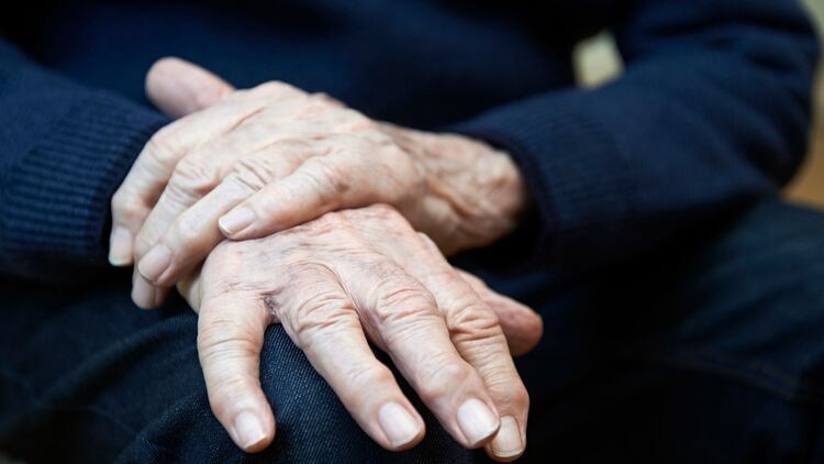 El Exablate Neuro permite eliminar los temblores en las manos producidas por el mal de Parkinson (Getty)