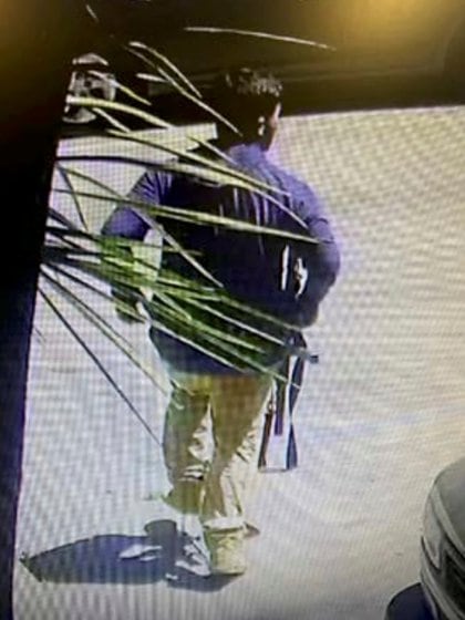 El Sargento de la Fuerza Aérea de los EE.UU. Steven Carrillo, de 32 años, en una imagen de un video de vigilancia fuera de un negocio cerca del lugar donde fue arrestado en Ben Lomond, California, el 6 de junio de 2020 (Departamento de Justicia/Dirección a través de REUTERS)