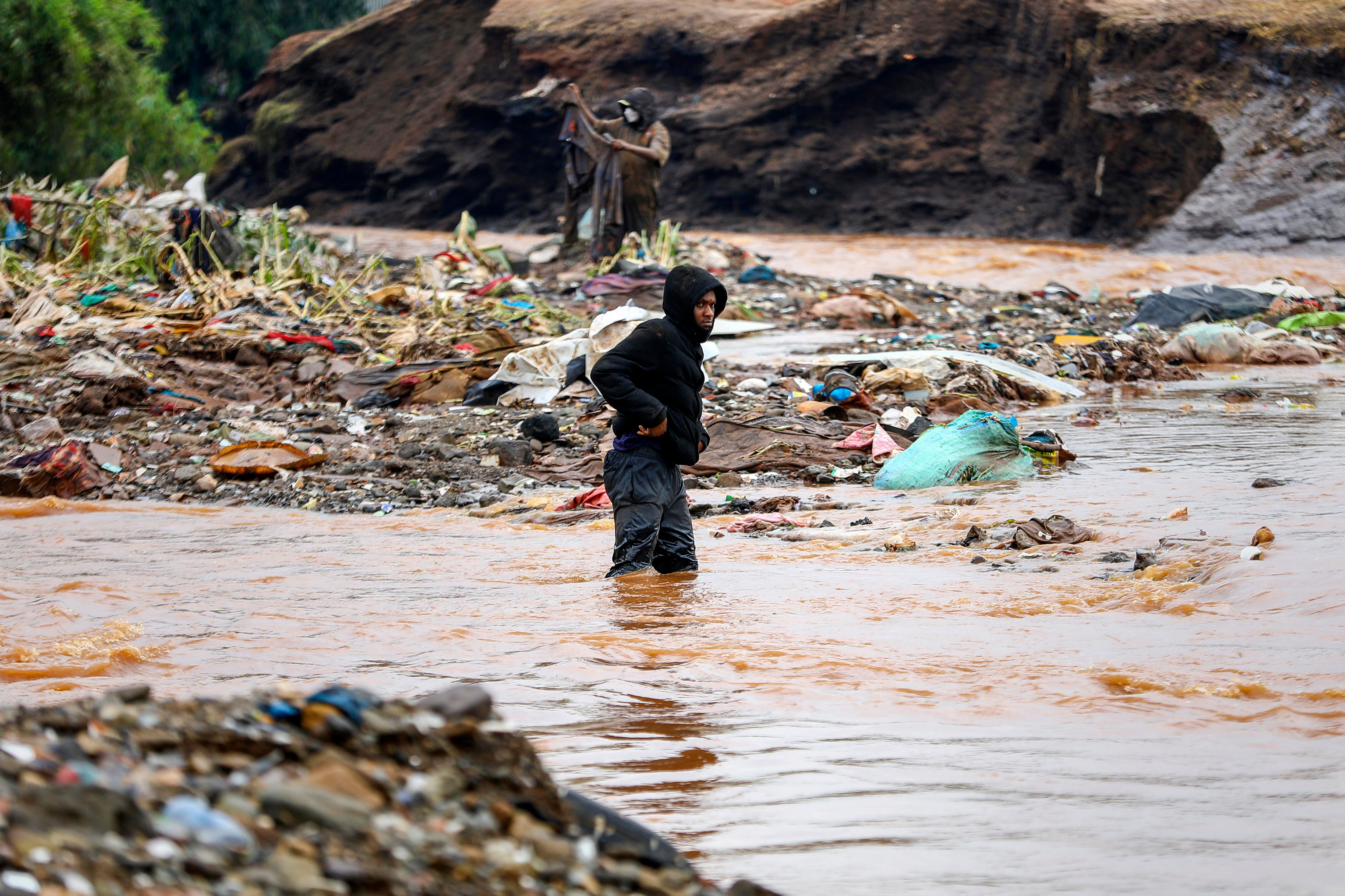 Las fuertes lluvias que azotan diferentes partes de Kenia han provocado decenas de muertes y el desplazamiento de decenas de miles de personas, según la ONU. EFE/EPA/Daniel Irungu