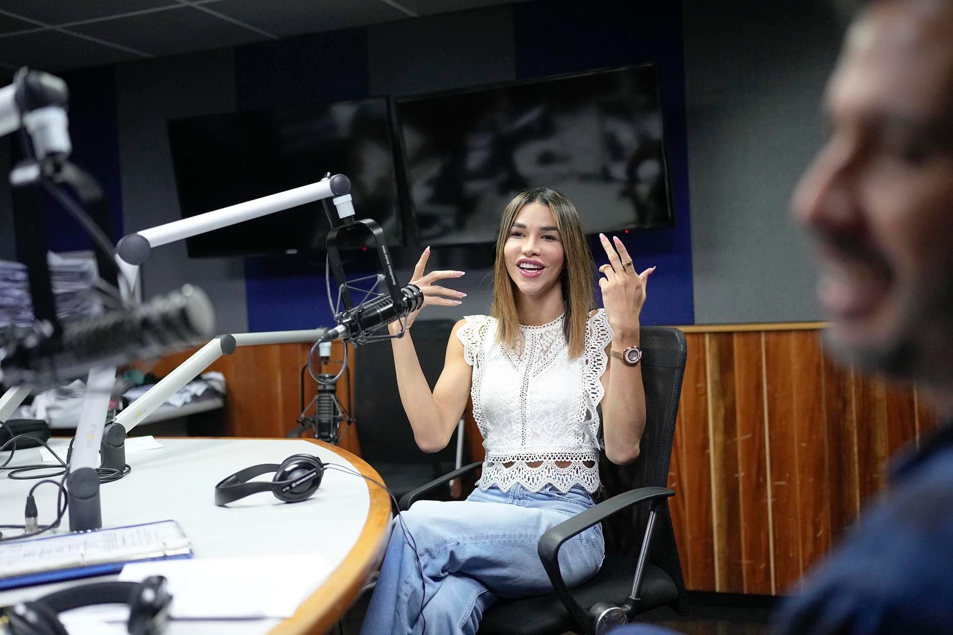 Sofia Salomon da una entrevista en un programa de radio de Caracas.  (AP Photo/Matias Delacroix)