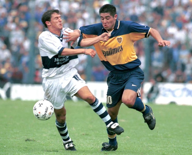 Otra del Clausura 1999: luchando por la pelota ante Darío Cavallo en un Boca-Gimnasia La Plata jugado en cancha de Vélez