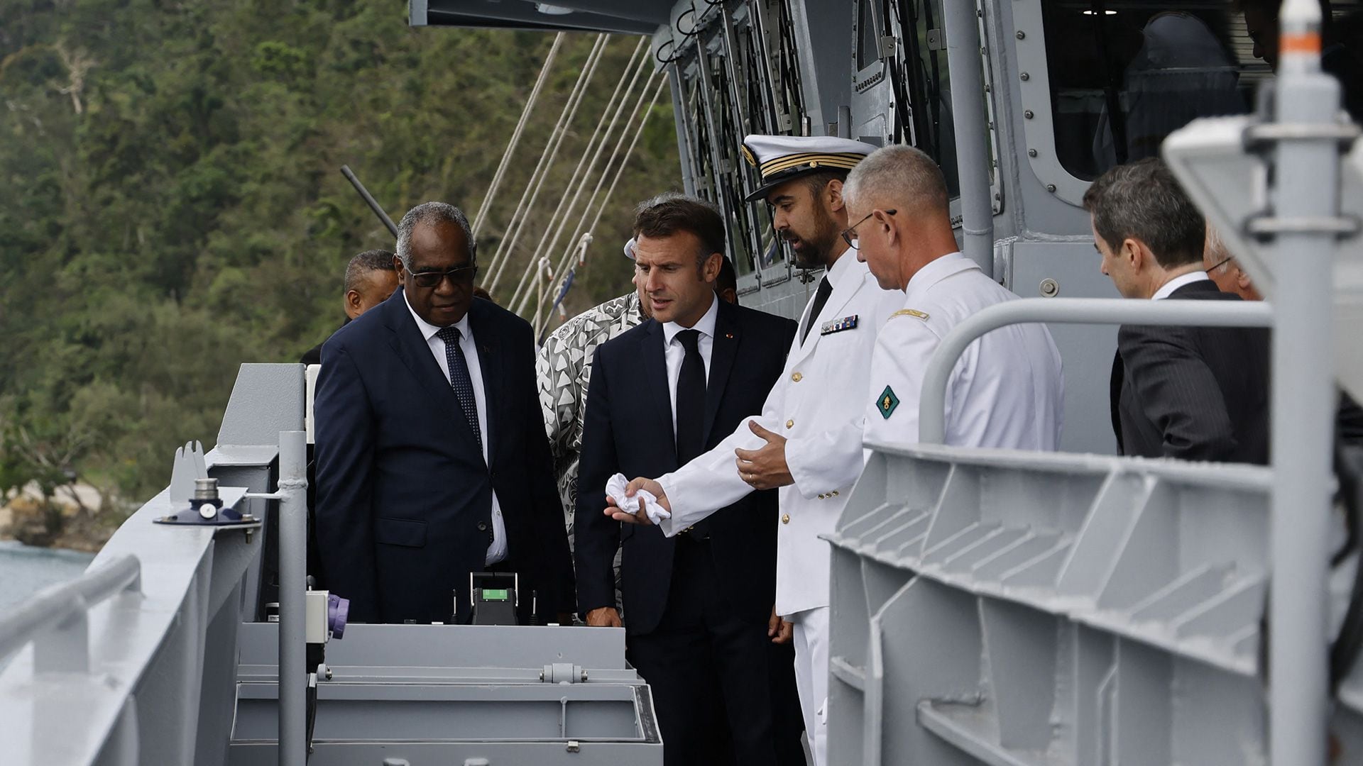 Macron y Kalsakau visitan una patrullera de la armada francesa en Port Vila (Ludovic MARIN / POOL / AFP)