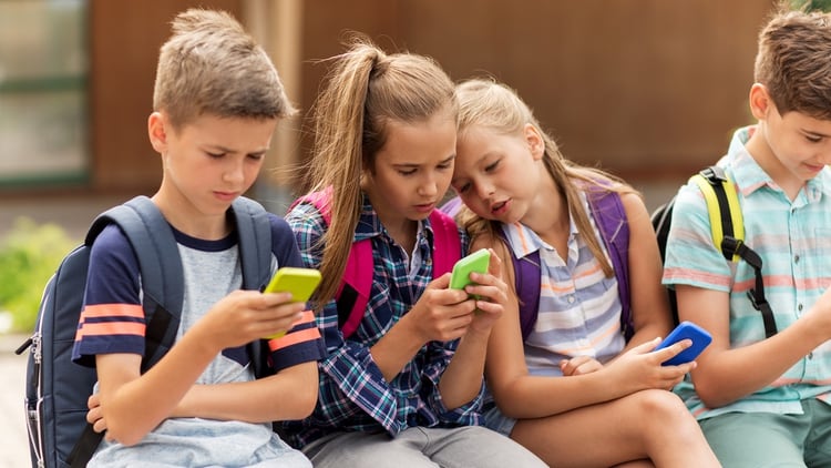La edad en la que conviene comprar a los niños su primer celular es una duda frecuente entre los padres (Getty)