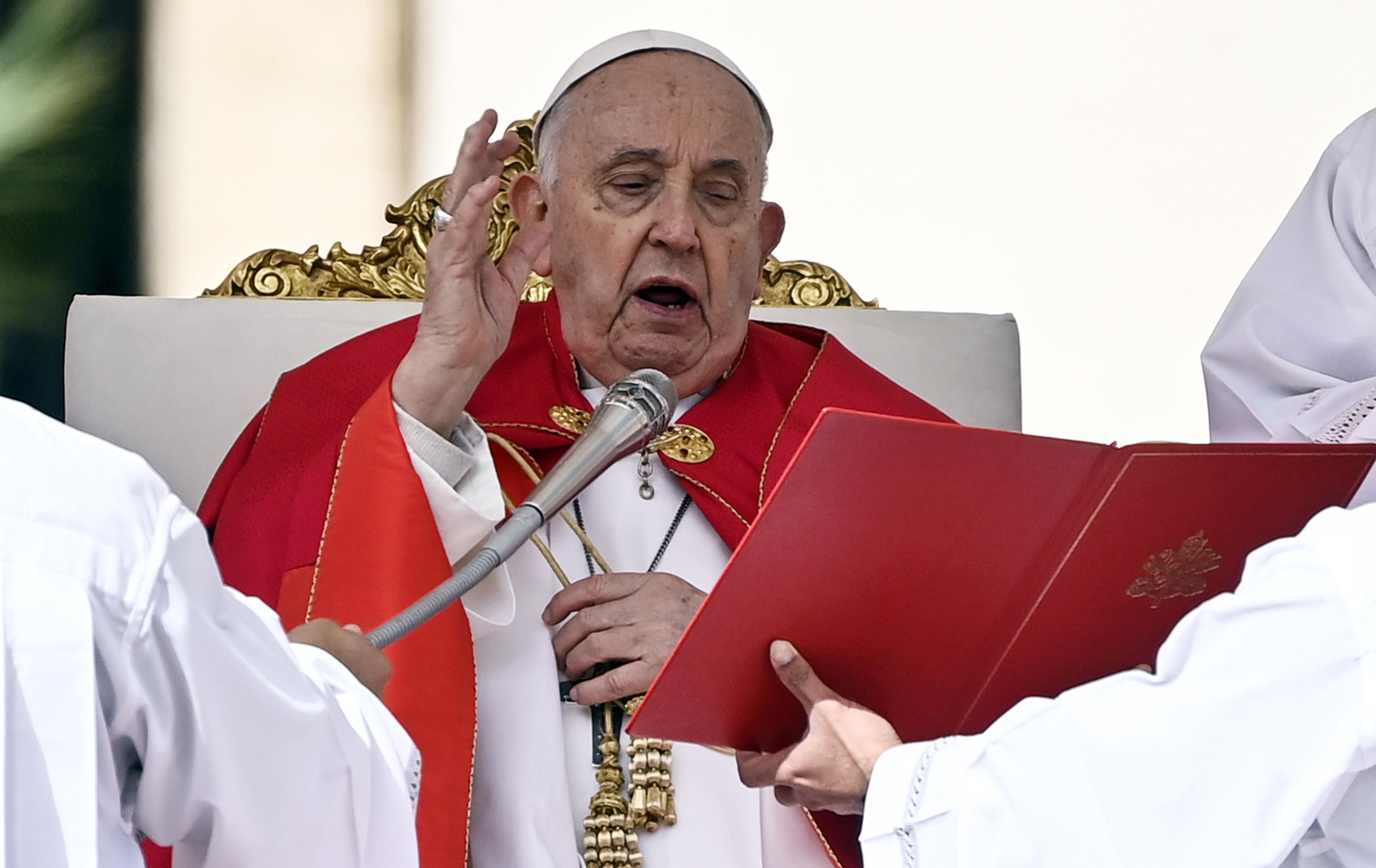Imagen del Papa Francisco durante la misa del Domingo de Ramos en la Plaza de San Pedro, Ciudad del Vaticano, el 24 de marzo de 2024 - crédito Ricardo Antimiani /EFE/EPA/