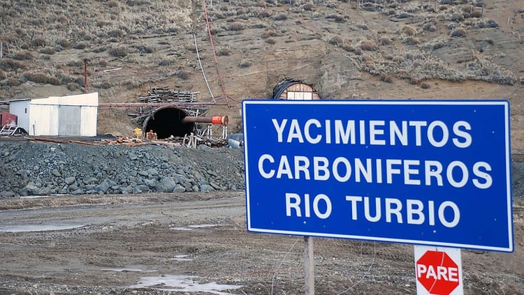 Un cartel indica el ingreso al yacimiento carbonífero (OPI Santa Cruz)