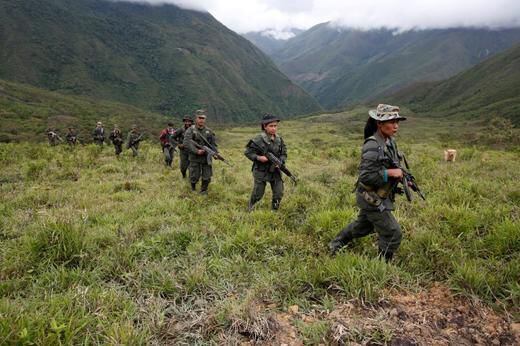 Foto de archivo. Guerrilleros de las FARC patrullan las montañas en el centro de Colombia antes de la firma del acuerdo de paz con el Gobierno, 16 de agosto, 2016. REUTERS/John Vizcaino