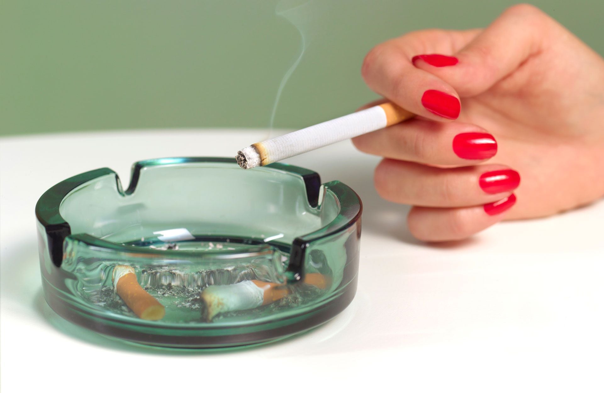 El tabaquismo es más alto en los hombres, según los autores. No obstante, los resultados mostraron mayor incidencia del cáncer de pulmón en las mujeres (Getty)