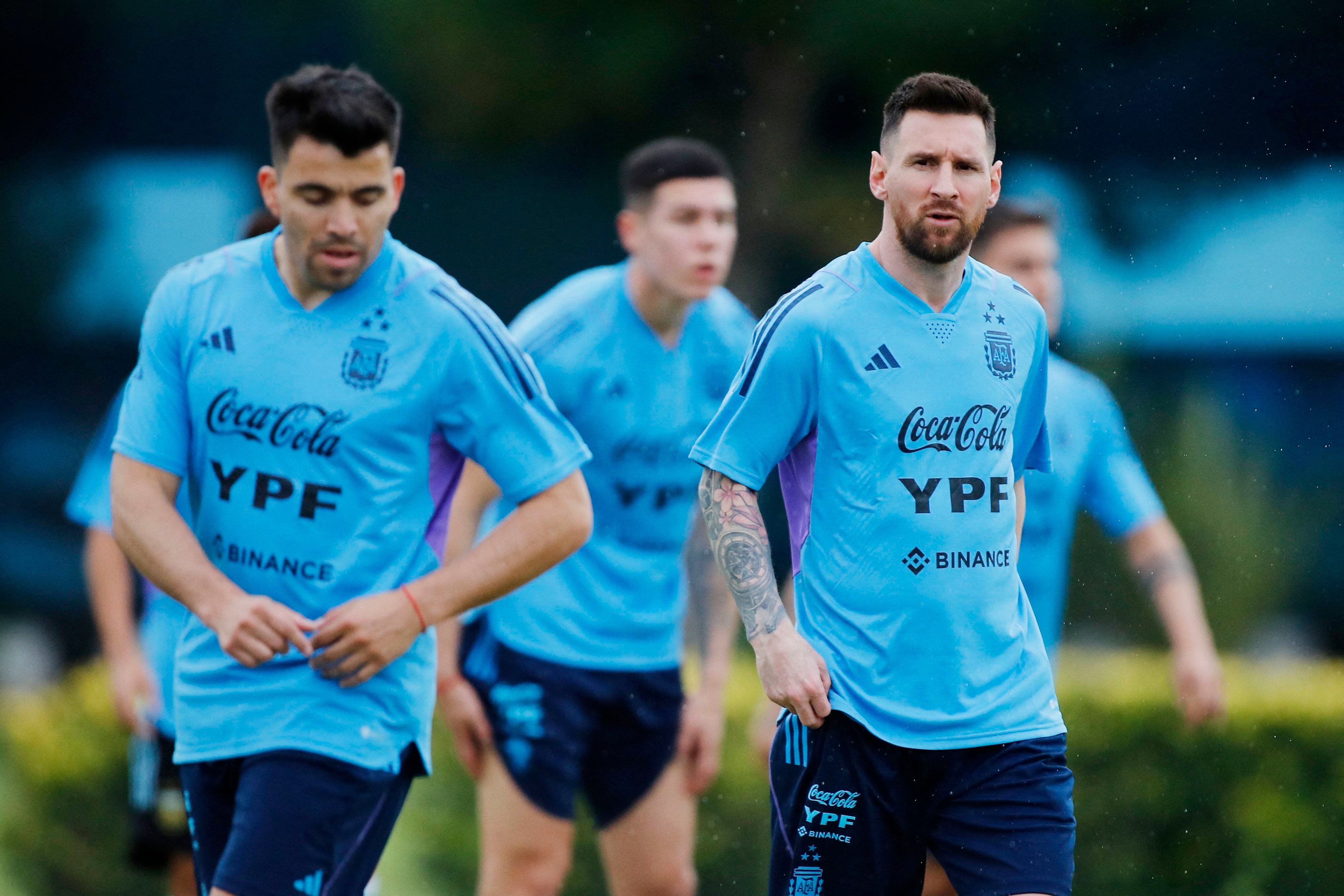 Lionel Messi y Marcos Acuña (Foto: Reuters)