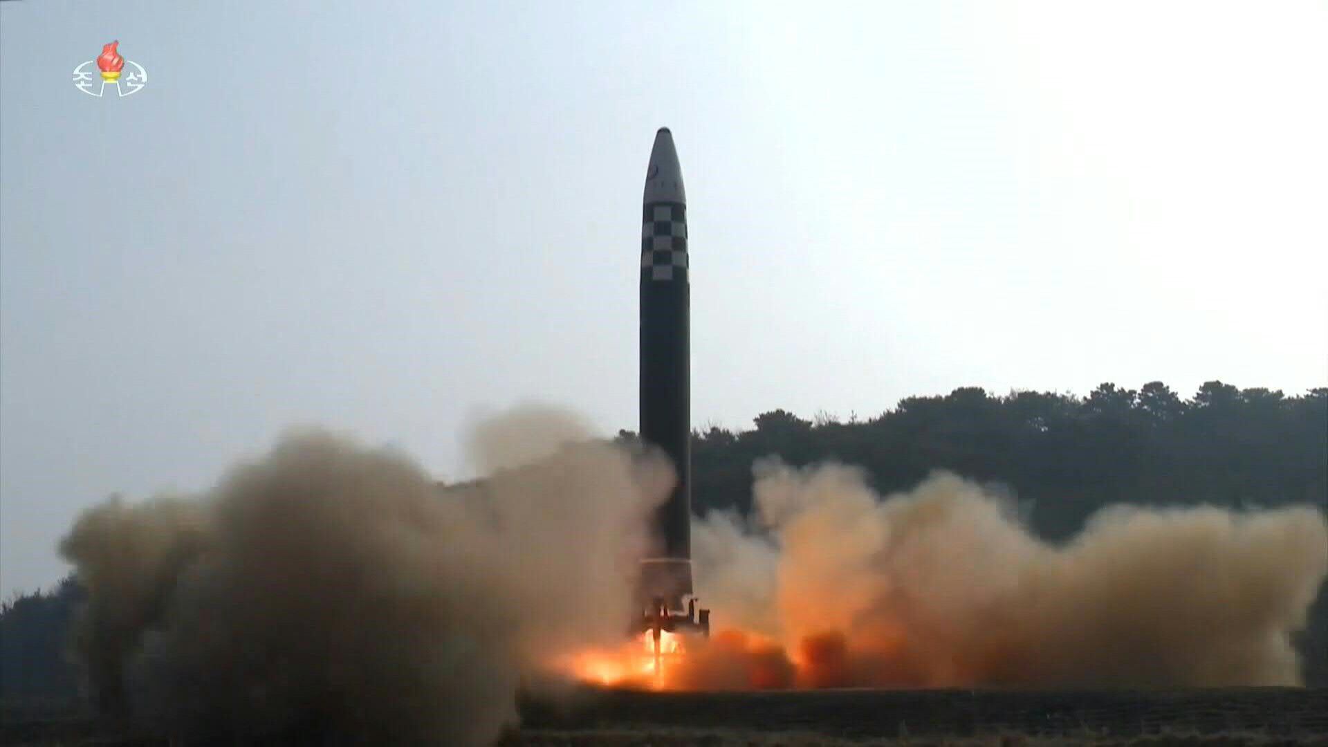 Kim Jong Un anunció que ampliará y reforzará el arsenal nuclear del aislado país comunista.