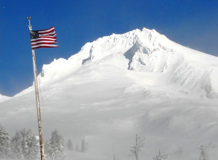 El Monte Hood es uno de los más populares para alpinistas en Estados Unidos (@ClackCoSheriff)