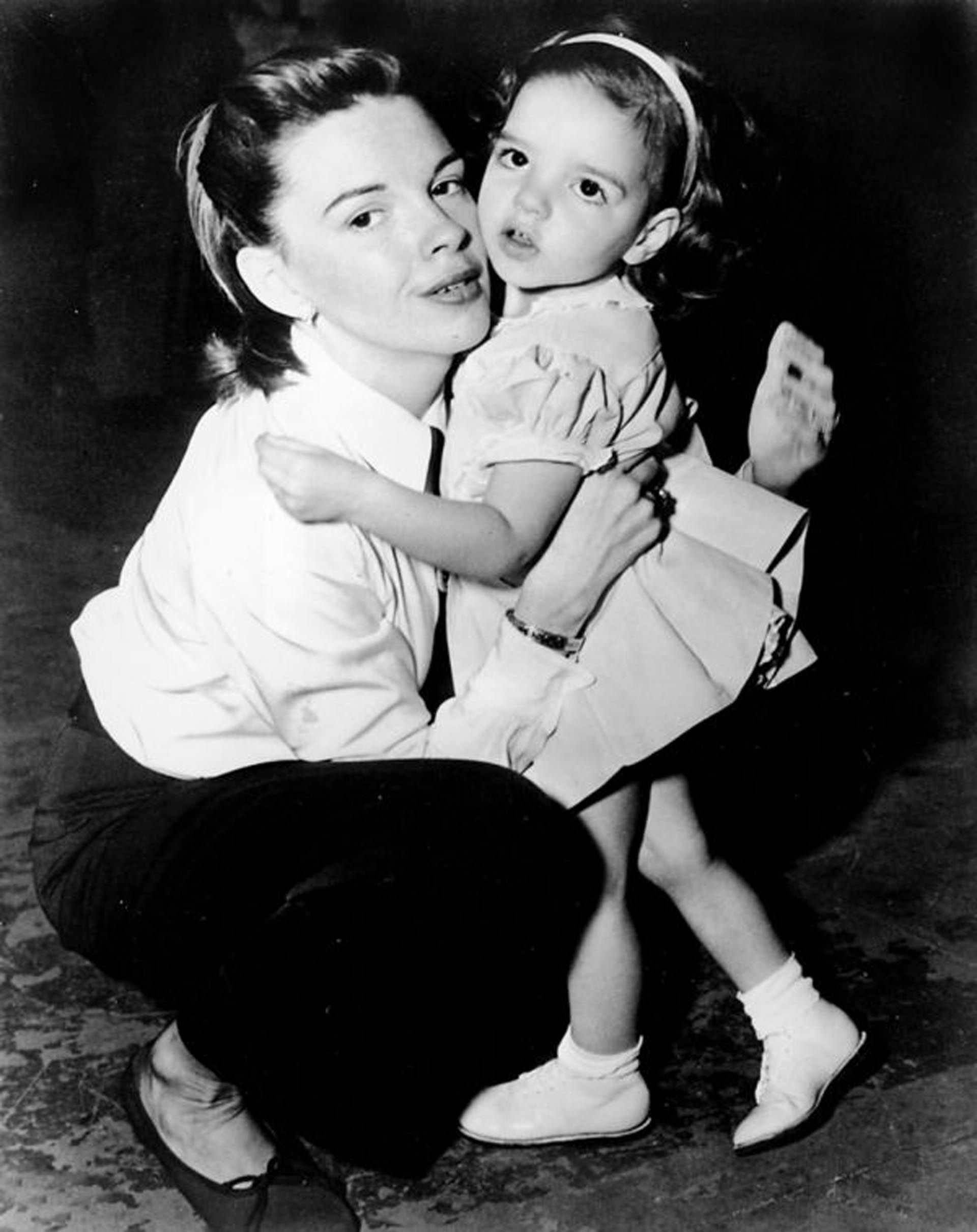 Judy Garland junto a su pequeña hija, Liza Minelli.