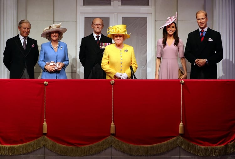 Madame Tussauds presentó su nueva experiencia de balcón real con figuras de cera del príncipe Carlos y su esposa Camilla, la reina Isabel y el príncipe Felipe y el príncipe William, duque de Cambridge y Kate, duquesa de Cambridge, en Londres, Gran Bretaña, el 26 de marzo de 2018. (REUTERS / Hannah McKay/archivo)