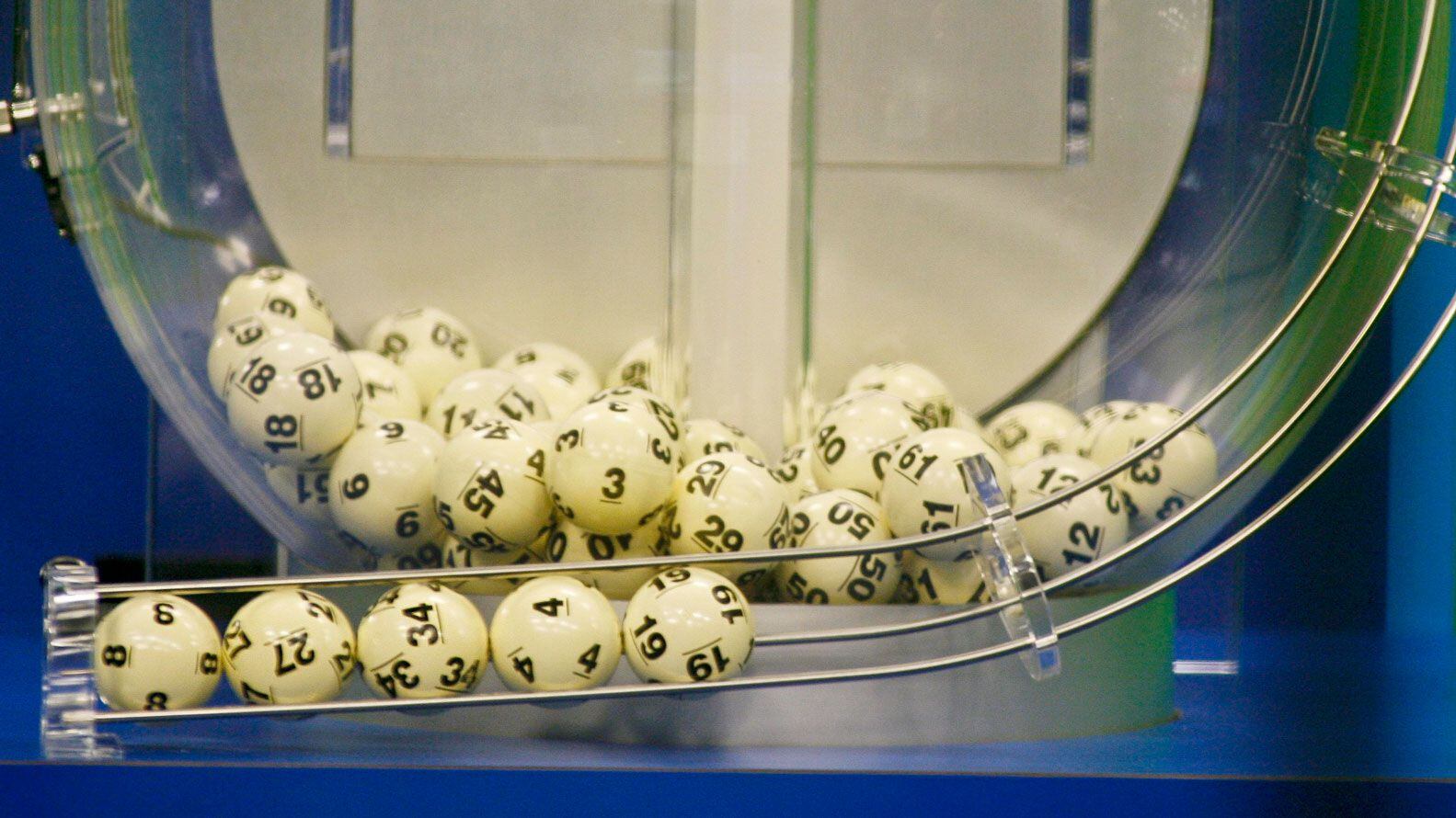 Participar en el Powerball requiere de la elección de cinco números del 1 al 69 y un número adicional, el Powerball, del 1 al 26. (REUTERS)