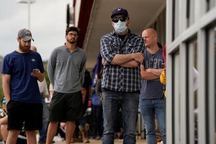 Personas que han perdido su trabajo esperan en una fila para solicitar subsidios de desempleo durante el brote de coronavirus (COVID-19), en Fayetteville, Arkansas (Reuters/archivo)