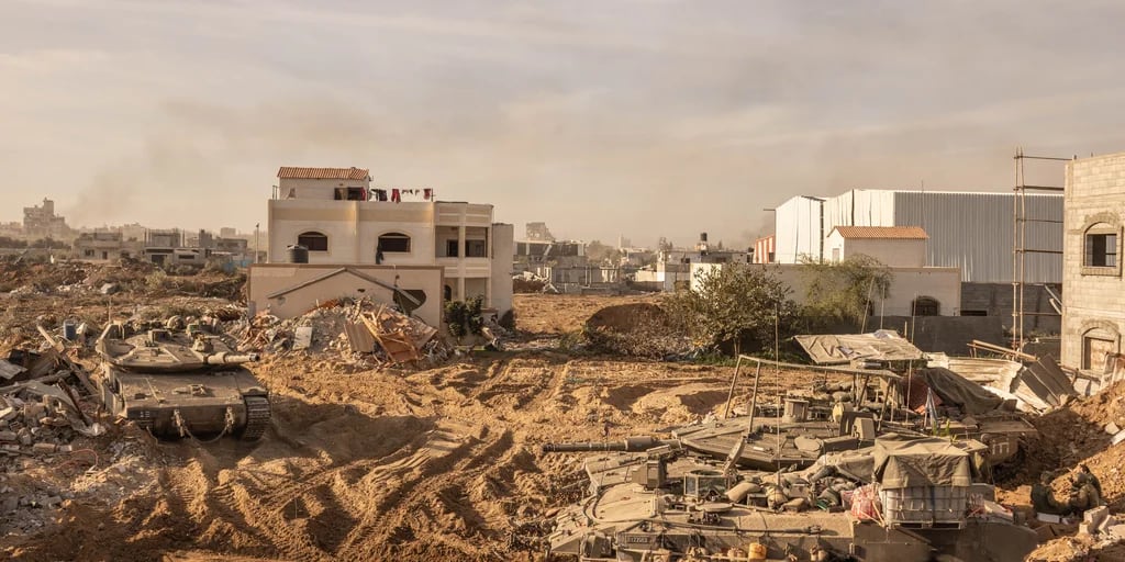 Israel sigue avanzando contra Hamas en Gaza mientras estudia una respuesta al ataque de Irán