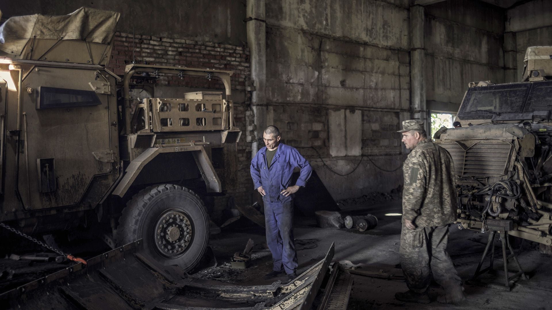 Sustitución del blindaje de un vehículo de apoyo táctico en un taller del sur de Ucrania (Diego Ibarra Sanchez/The New York Times)