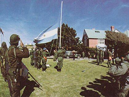 2 de abril de 1982: la bandera argentina se izó por primera vez en 149 años en las islas Malvinas