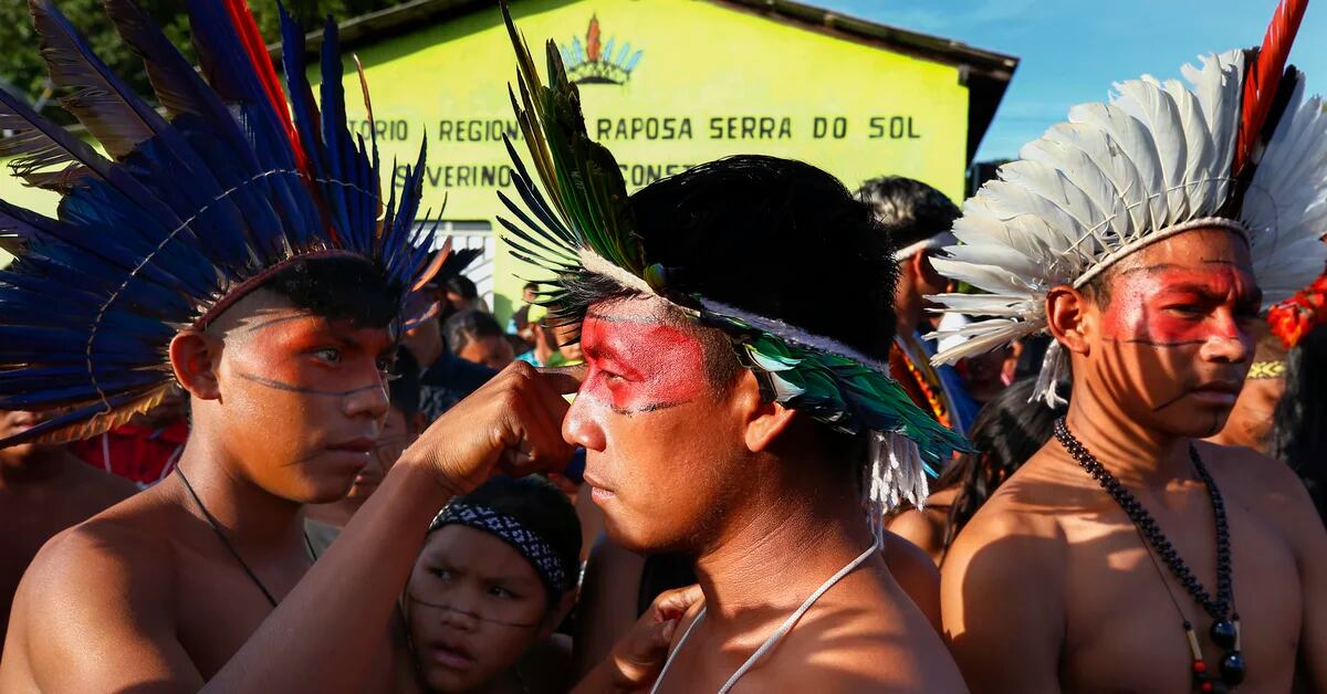 Lula meets natives in the Amazon and promises land