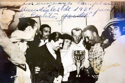 Carlos Gardel con los campeones uruguayos del Mundial 1930.