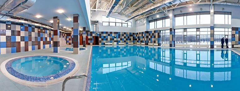 El Bronnitsy Training Centre cuenta con una piscina y dos jacuzzis