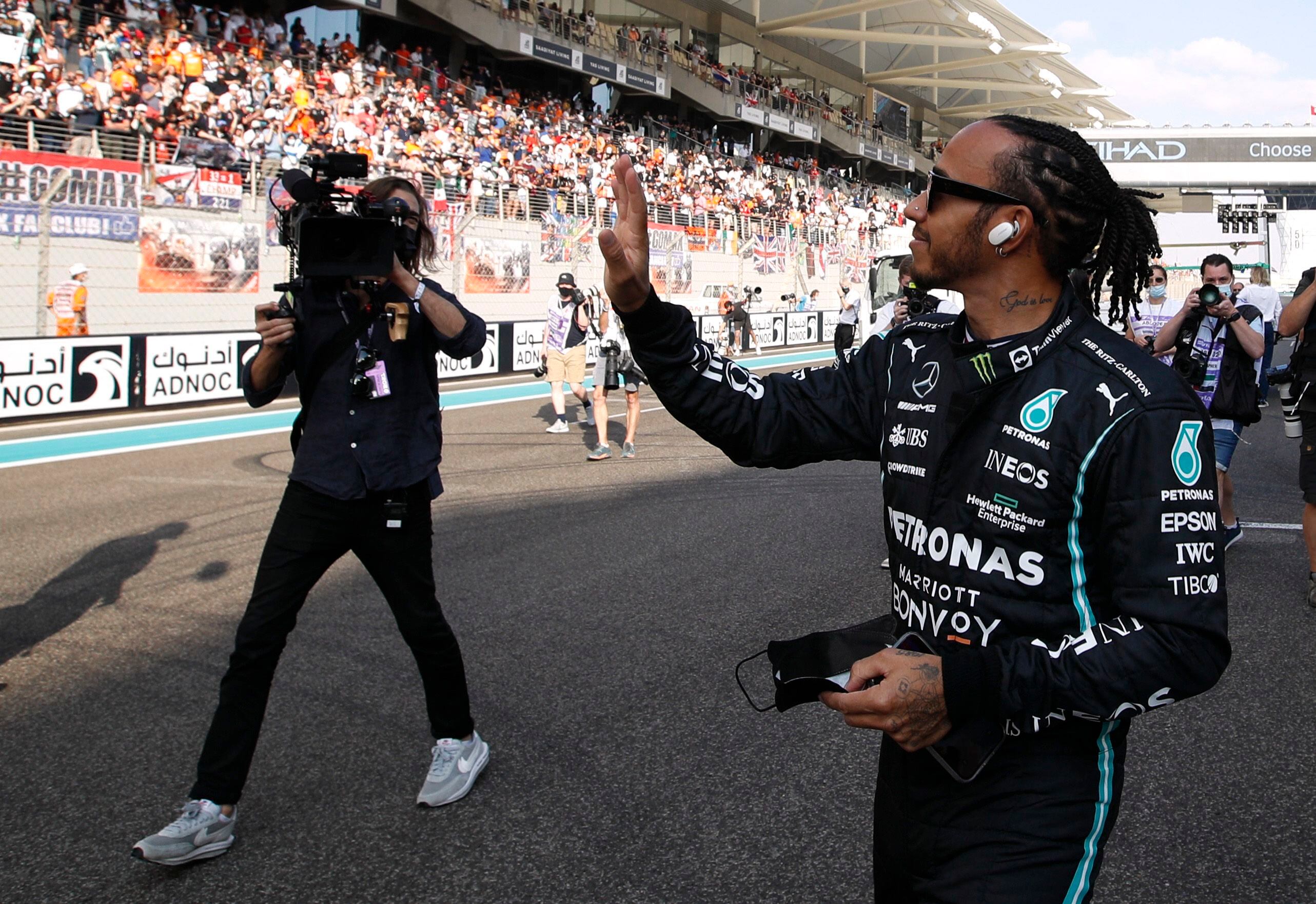 Lewis Hamilton saludó al público en la previa 