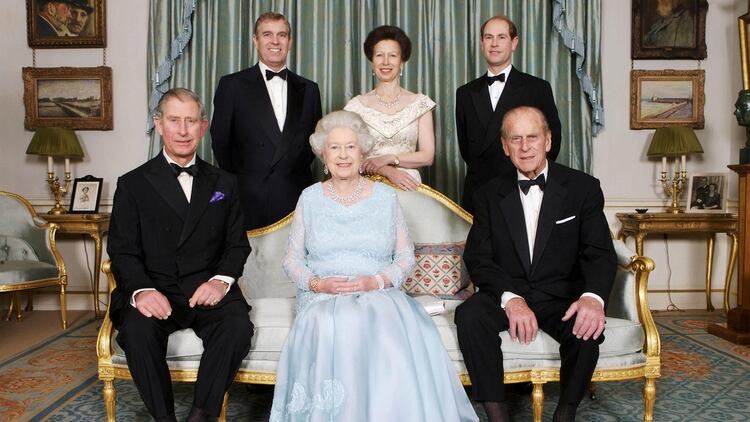 La reina Isabel II con su esposo, el príncipe consorte Felipe, y sus cuatro hijos: Andrés, Ana y Eduardo (atrás) y Carlos (el heredero del trono) a su lado, en 2007 (Shutterstock) 