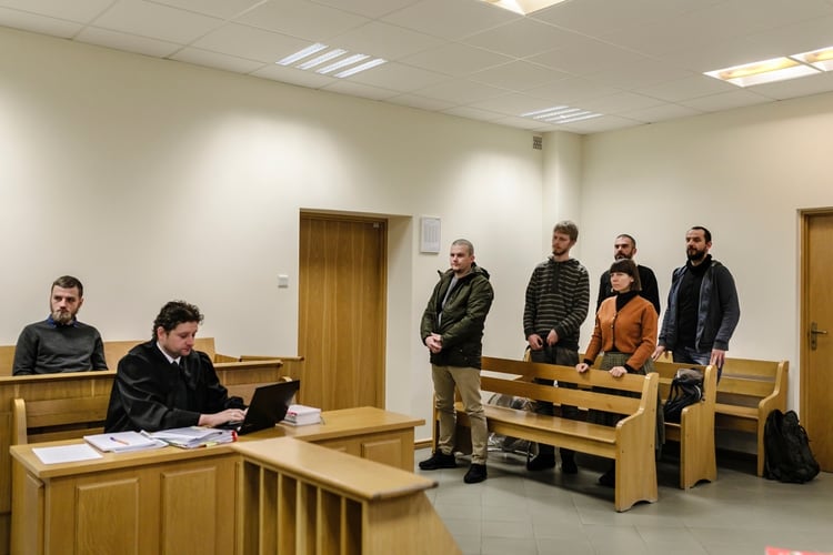 El juicio de Lukasz Lyskawka, a la izquierda, un activista condenado por el ataque a guardias forestales (Andrea Mantovani/The New York Times)