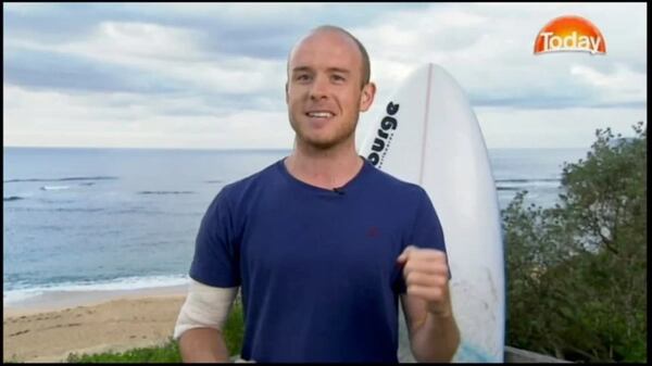 Charlie Fry recordó un video en YouTube que le salvó la vida a un competidor profesional de surf. Hizo lo mismo y pudo repeler el ataque de un tiburón en la costa australiana (AP)