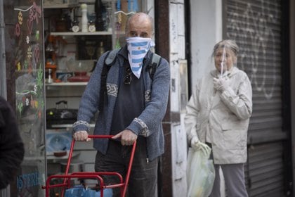 Los argentinos respetaron la cuarentena en forma estricta, saliendo solo para cubrir sus necesidades básicas, al comienzo del aislamiento / XINHUA NEWS
