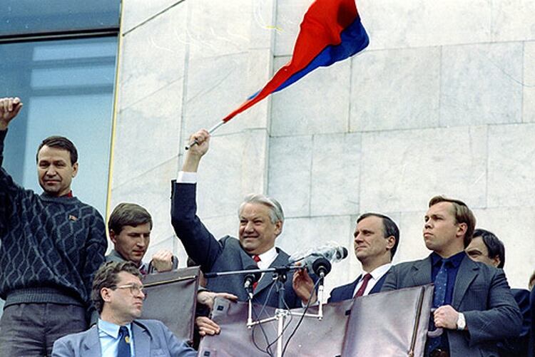 Durante el golpe del Kremlin y la KGB contra Gorbachov, a quien mantuvieron aislado en Crimea, Boris Yeltsin organizó la resistencia desde el parlamento. (Wikipedia/Kremlin.ru)